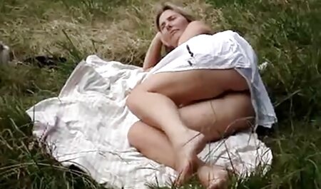 Russische man die een dorpsmeisje op sex filmpjes bdsm haar borst legt.
