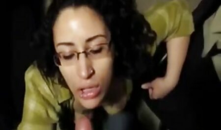 Die man eet zijn grstis sexfilmpjes vriendin uit zijn mond en pist hem op haar.